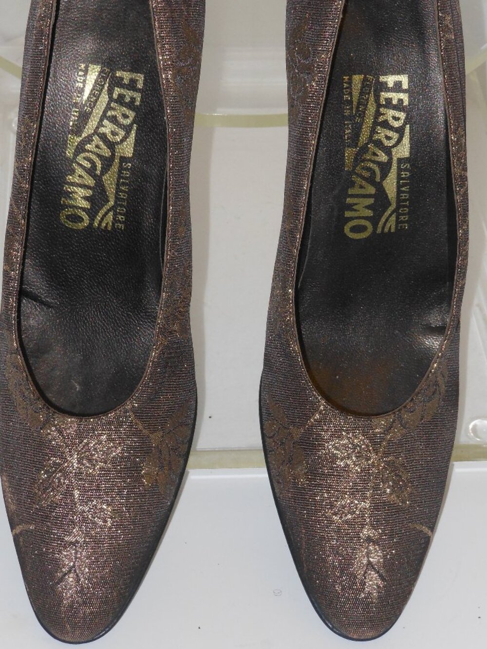 SALVATORE FERRRAGAMO TAUPE TEXTILE GOLD ACCENTED PUMPS SIZE 8 N